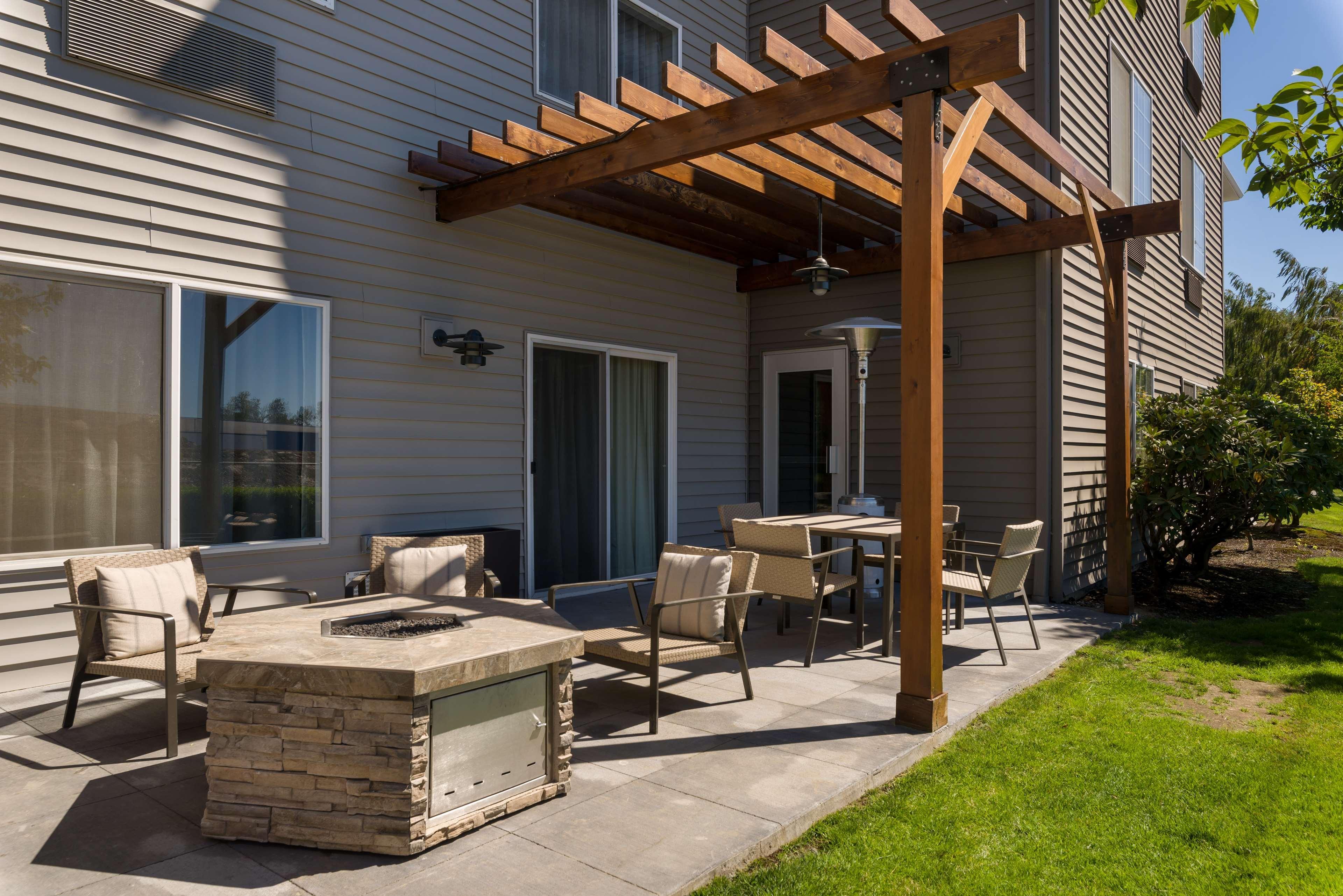 Hotel Country & By Radisson, International Airport, Or 3*
