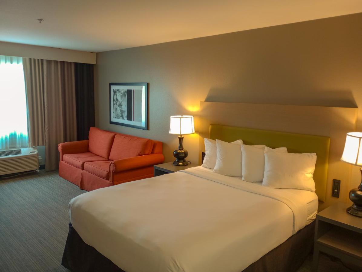Country & By Radisson, International Airport, Or Hotel 3*
