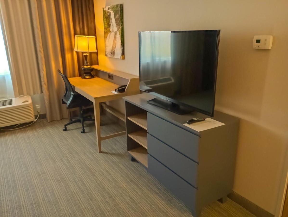 Country & By Radisson, International Airport, Or 3*