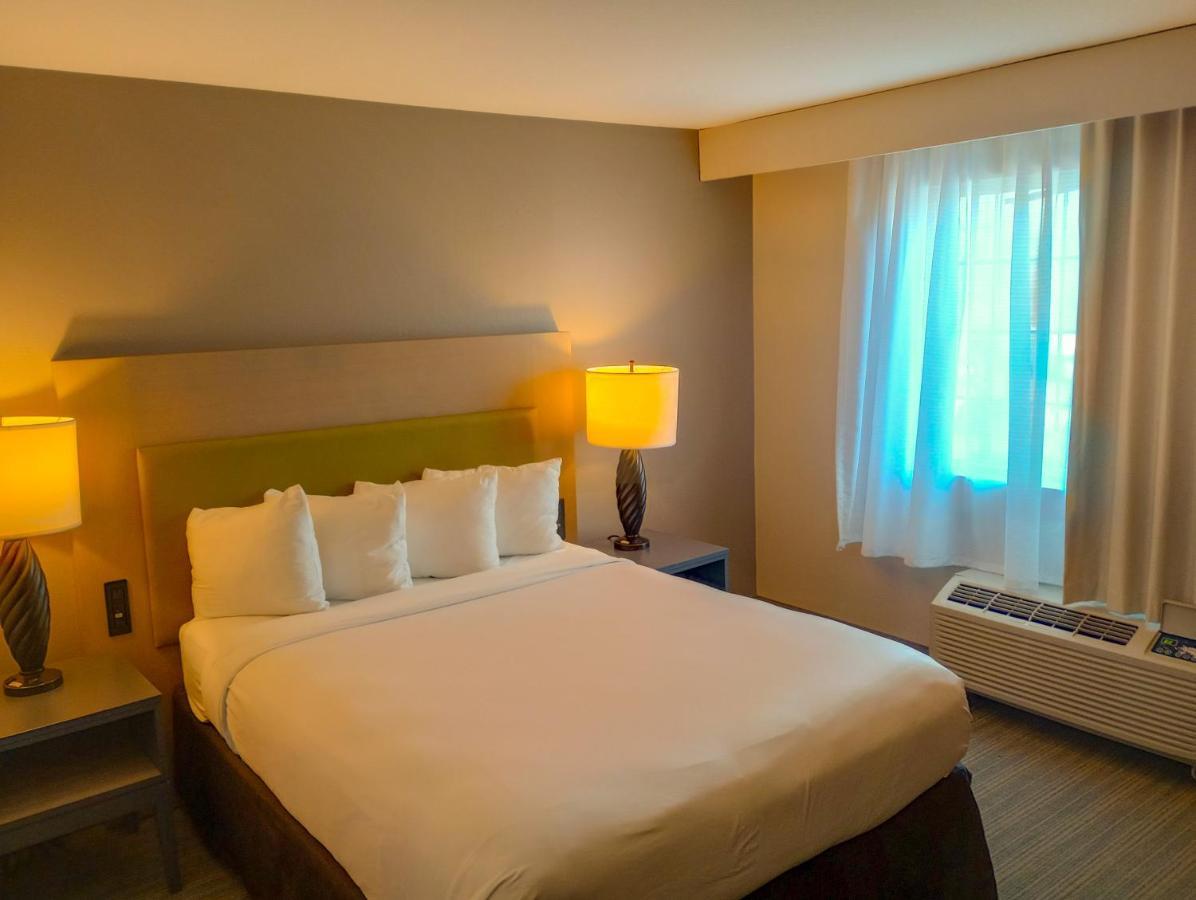 Country & By Radisson, International Airport, Or