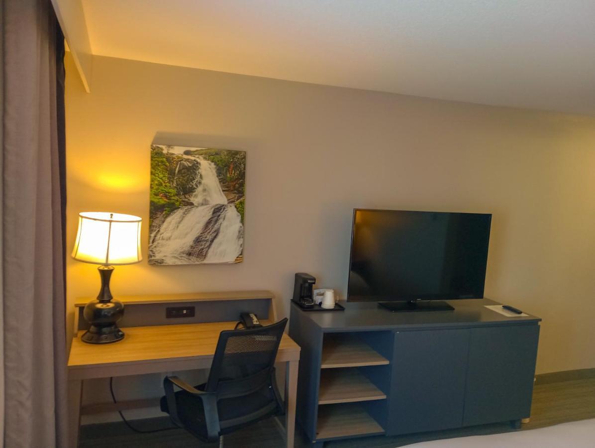 Country & By Radisson, International Airport, Or