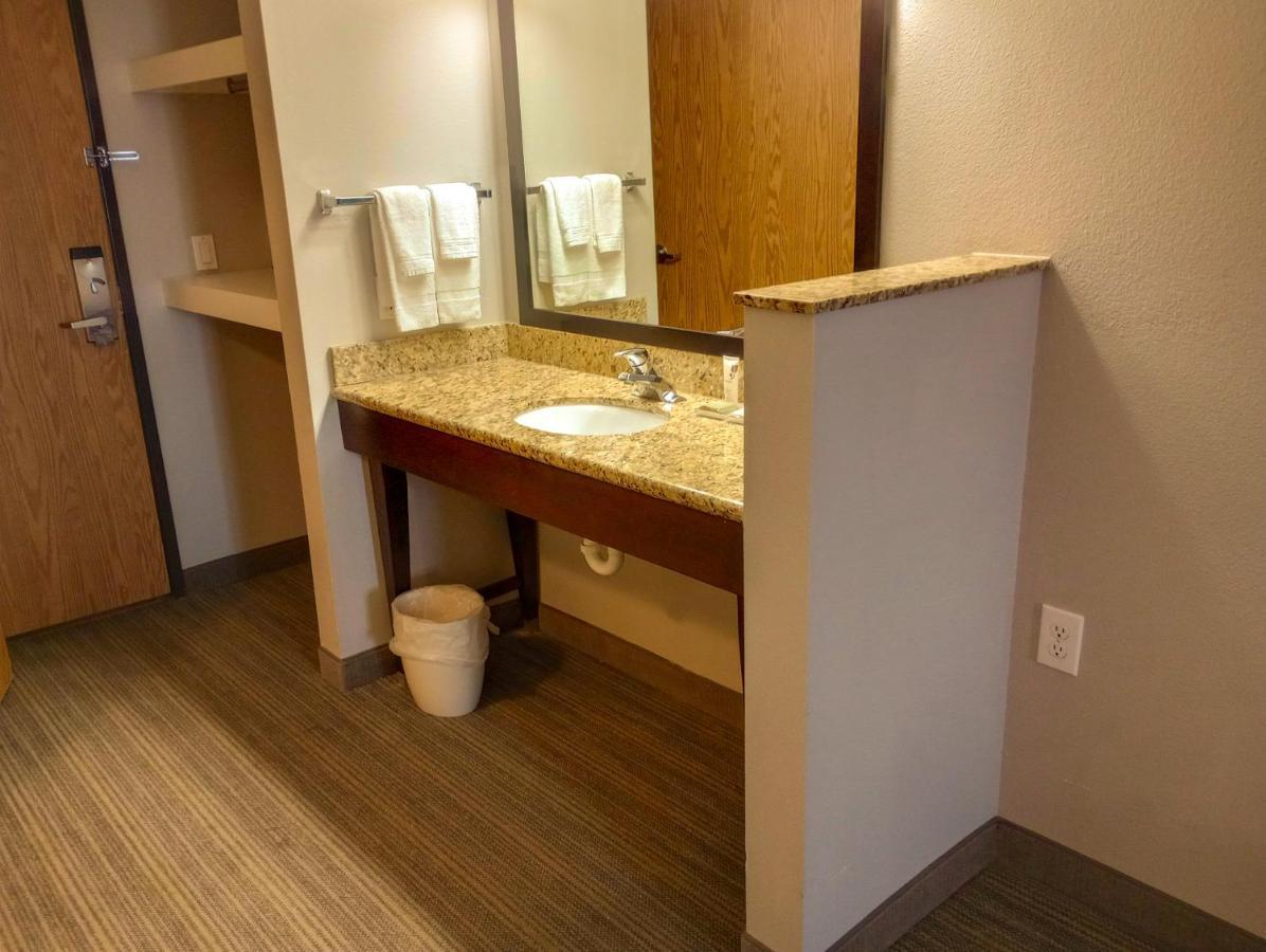 Country & By Radisson, International Airport, Or Portland