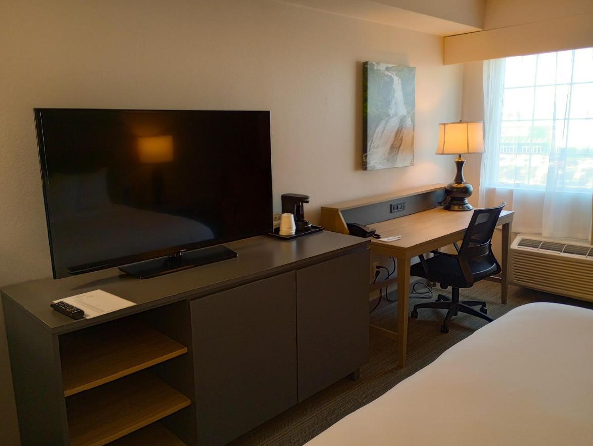 Hotel Country & By Radisson, International Airport, Or Portland