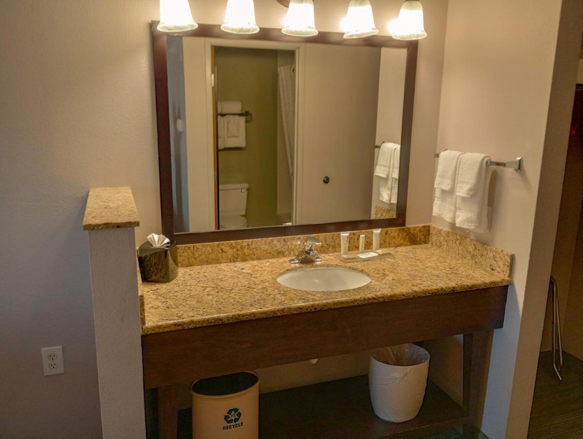 Country & By Radisson, International Airport, Or