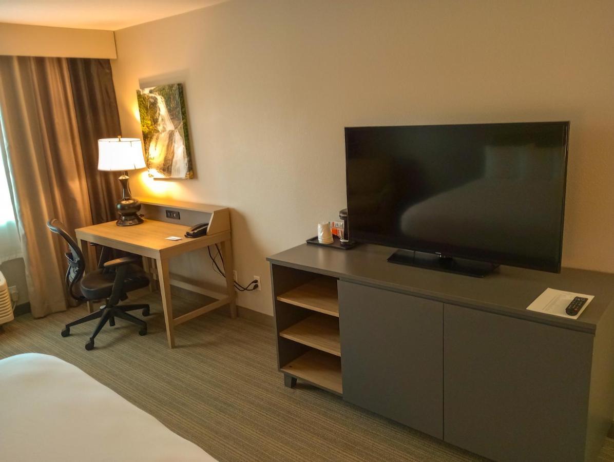 Country & By Radisson, International Airport, Or Hotel