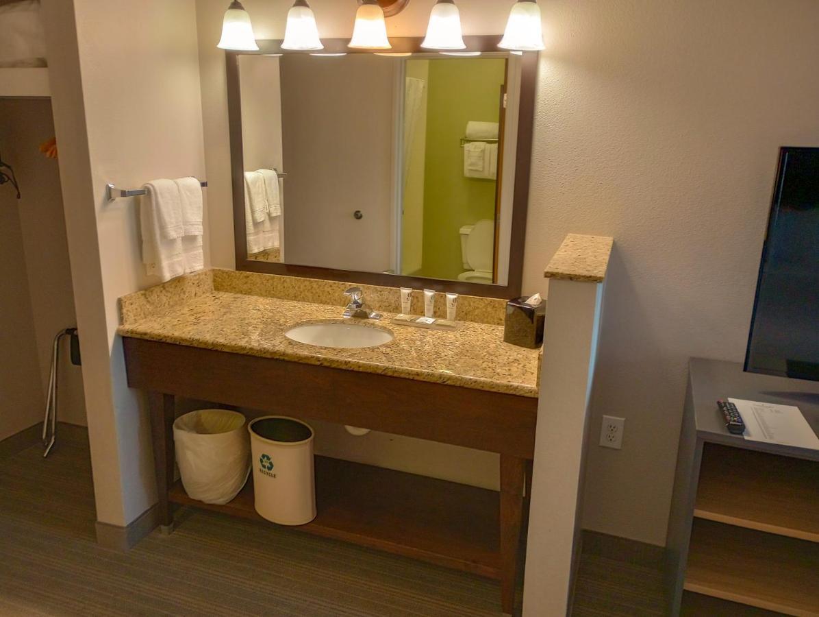 Country & By Radisson, International Airport, Or