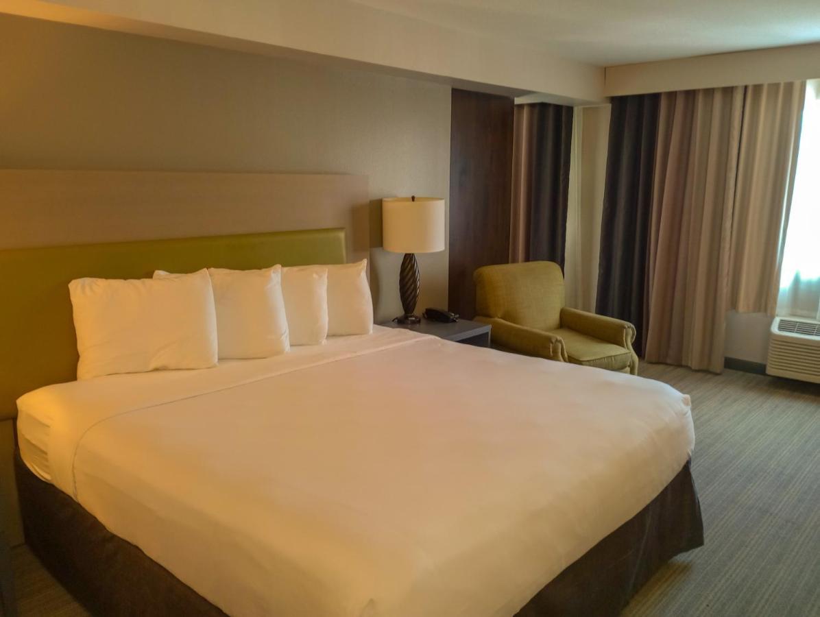 Country & By Radisson, International Airport, Or 3*