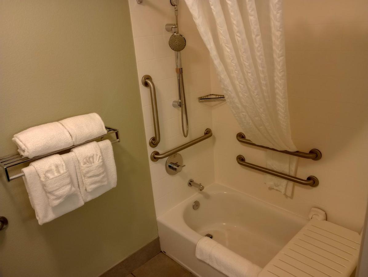 Country & By Radisson, International Airport, Or 3*