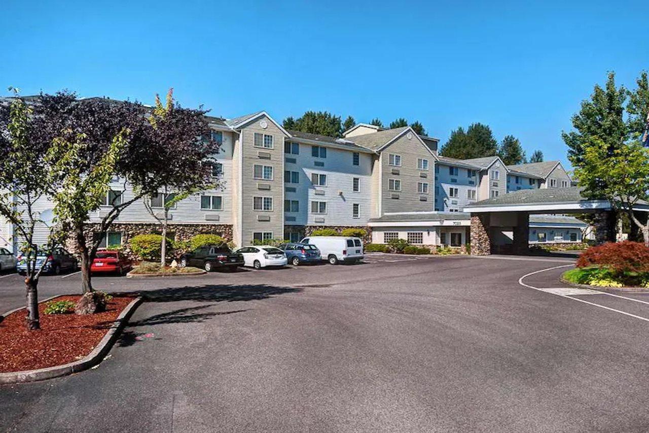 Country & By Radisson, International Airport, Or Hotel 3*