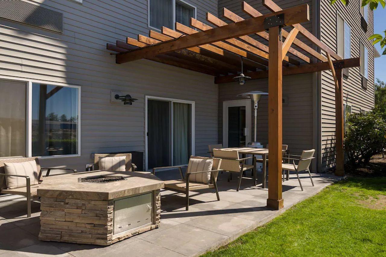 Hotel Country & By Radisson, International Airport, Or Portland