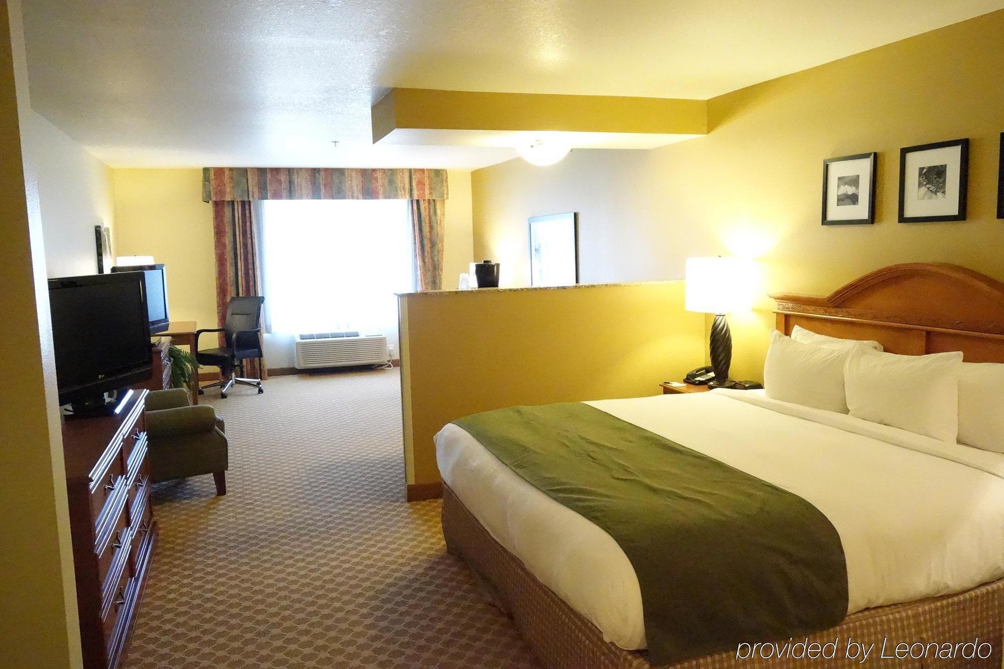Country & By Radisson, International Airport, Or Hotel 3*