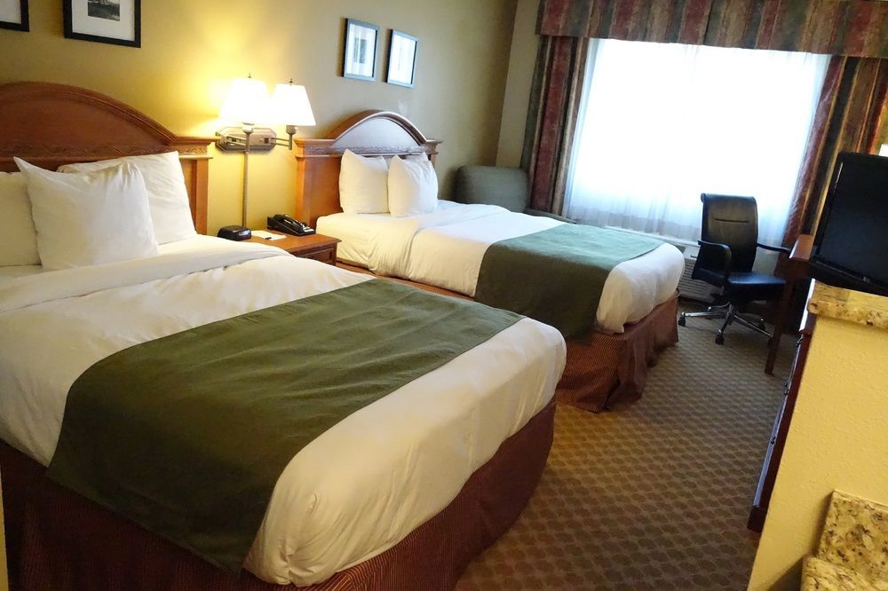 Country & By Radisson, International Airport, Or