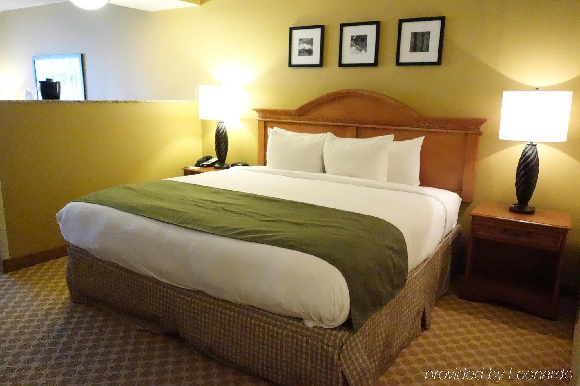 Hotel Country & By Radisson, International Airport, Or 3*