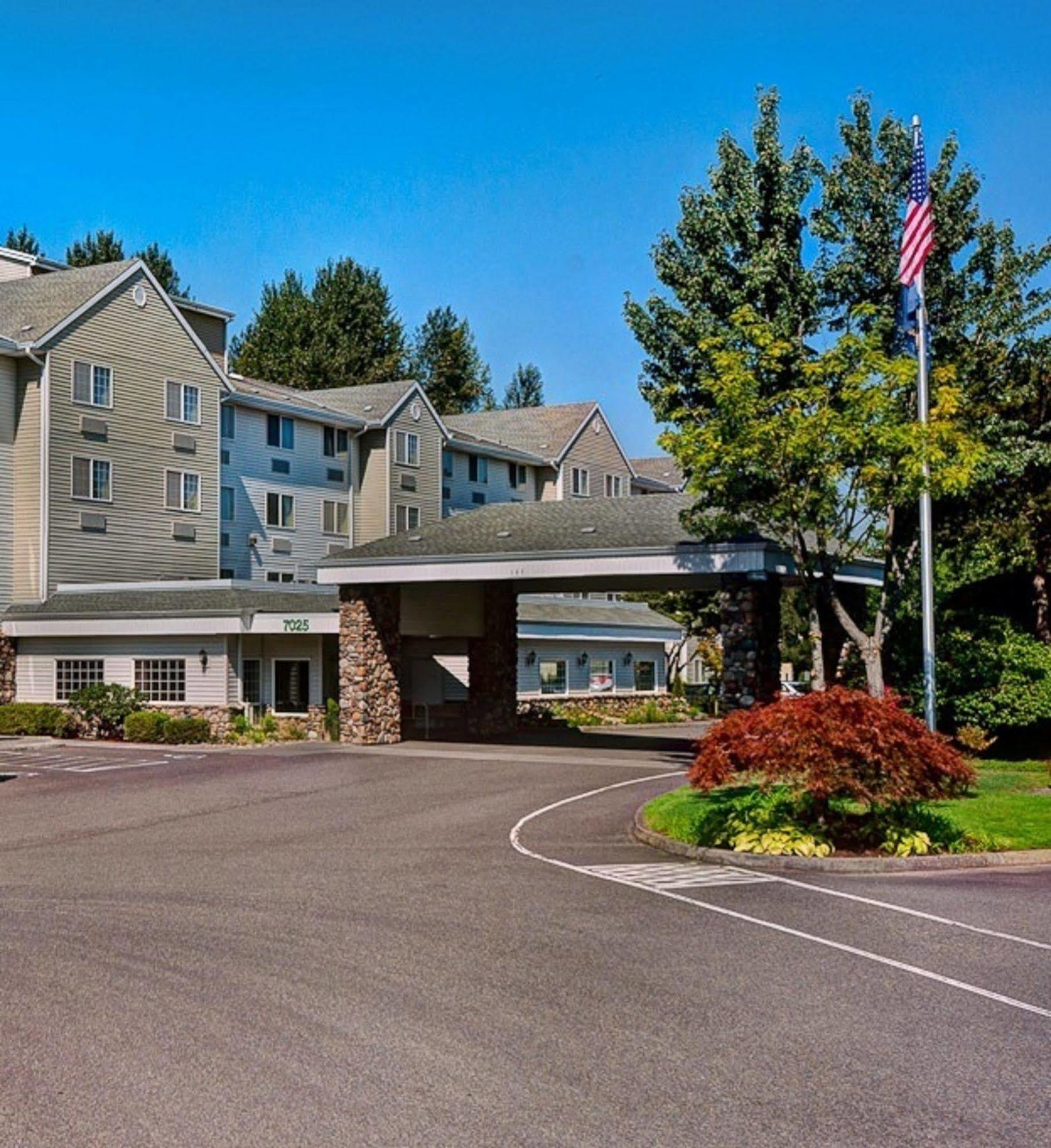 Hotel Country & By Radisson, International Airport, Or 3*