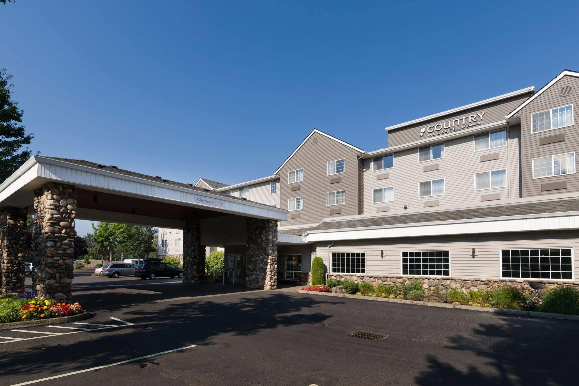 Country & By Radisson, International Airport, Or Portland