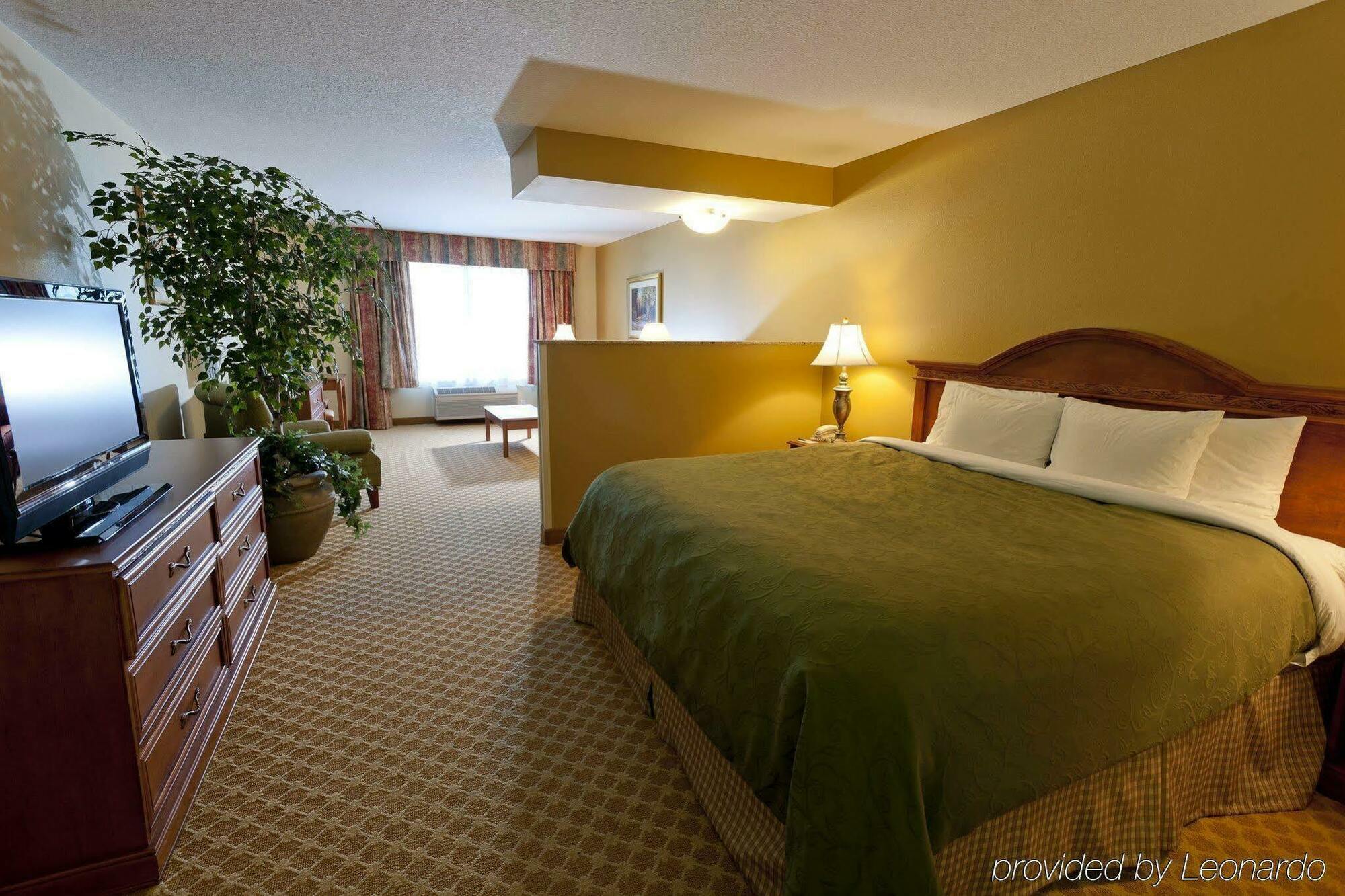 Hotel Country & By Radisson, International Airport, Or 3*