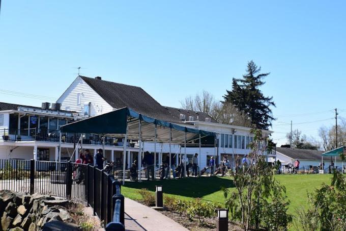 Country & By Radisson, International Airport, Or Hotel